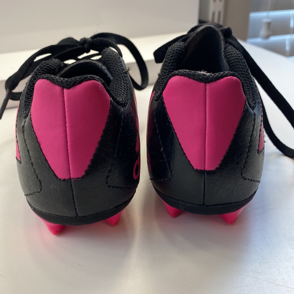 Kids Adidas black and pink spikes - Picture 2 of 4